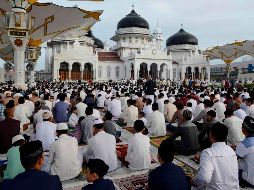 Durante la ceremonia de Bogor, los participantes vistieron de blanco como símbolo de pureza. AFP/C. Mahyuddin