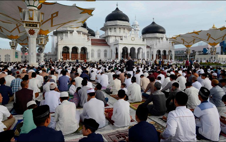 Durante la ceremonia de Bogor, los participantes vistieron de blanco como símbolo de pureza. AFP/C. Mahyuddin