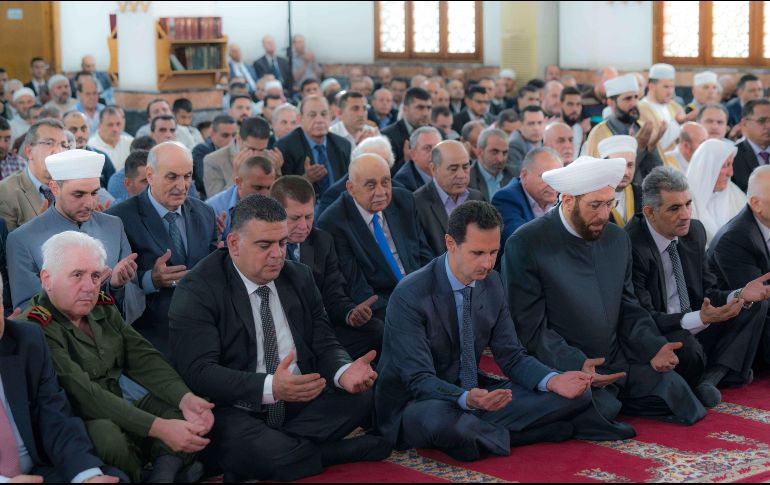 El presidente sirio, Bachar al Asad (c) asiste a los rezos del Eid-al Fitr en la mezquita al-Sayydah Khadija en Tartús. EFE/SANA