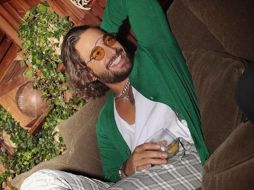 Este atuendo fue criticado por usuarios ya que lo catalogaron como un look de secundaria mexicana. INSTAGRAM / maluma