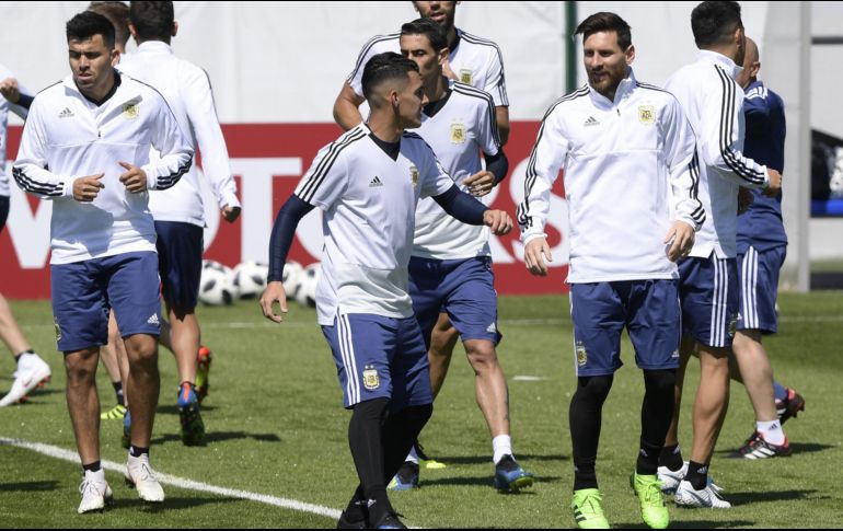 Messi (I) jugará de inicio ante el combinado islandés. AFP/J. Mabromata