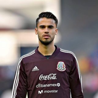 Diego Reyes llega a México tras salir del Tri por una lesión