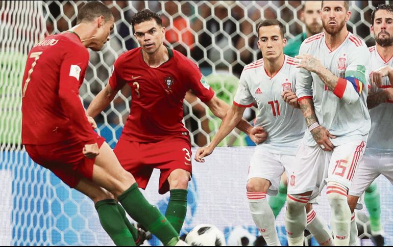 En tres participaciones anteriores en Mundiales, Cristiano Ronaldo nunca había anotado más de un gol en la justa. Ayer, fue el héroe portugués al marcar las tres dianas de su equipo, el último una obra de arte en un tiro libre. EFE/F. Voguel