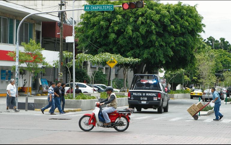 Patrullaje. Los recorridos por la zona de Chapultepec son más constantes para atender las peticiones de comerciantes y peatones, quienes denuncian que los robos continúan. EL INFORMADOR/A. Camacho