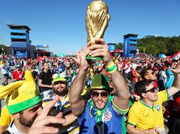 Fanáticos brasileños abarrotan las calles de Rusia, en espera de ver el debut de su Selección. EFE/Z. Kurtsikidze