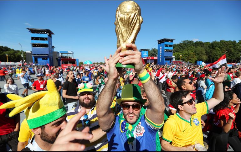 Fanáticos brasileños abarrotan las calles de Rusia, en espera de ver el debut de su Selección. EFE/Z. Kurtsikidze