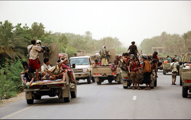Una columna de las tropas gubernamentales yemeníes se traslada a la ciudad portuaria occidental de Al Hudeida. EFE/N. Almahboobi