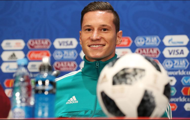 Julian Draxler responde a los medios durante una conferencia de prensa. EFE/Z. Kurtsikidze