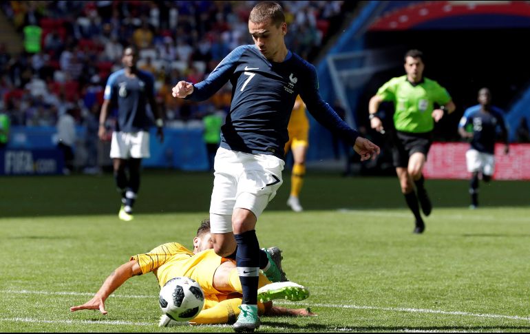 El defensa australiano Joshua Risdon comete penalti sobre el delantero francés Antoine Griezmann, durante el partido Francia-Australia. EFE/J. Muñoz