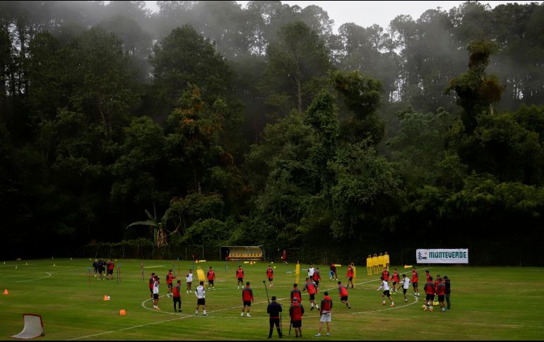 La cancha del lugar donde el equipo entrenaba, no se puede recuperar debido a las condiciones climáticas; el equipo viajará de regreso este domingo. EL INFORMADOR / ARCHIVO