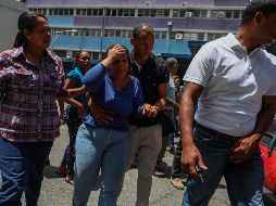 Familiares de las víctimas en las afueras del Hospital Pérez Carreño, donde éstas son atendidas. EFE / C. Hernández
