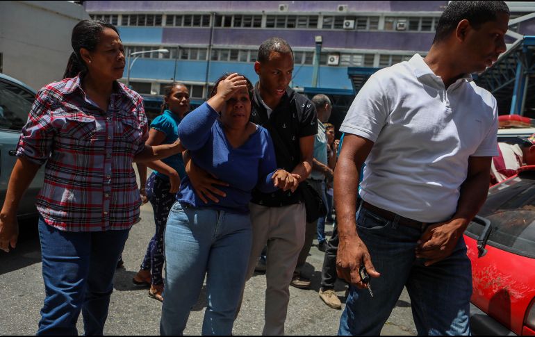 Familiares de las víctimas en las afueras del Hospital Pérez Carreño, donde éstas son atendidas. EFE / C. Hernández