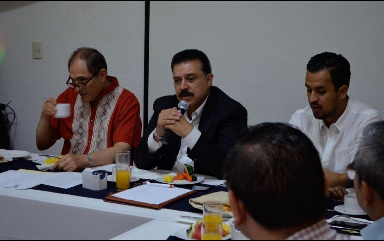Lomelí acudió a un encuentro de Morena realizado en Acatlán de Juárez.  TWITTER / @DrCarlosLomeli