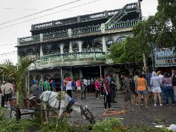 La finca de tres plantas incendiada por desconocidos también funcionaba como fábrica de colchones. EFE/J. Torres
