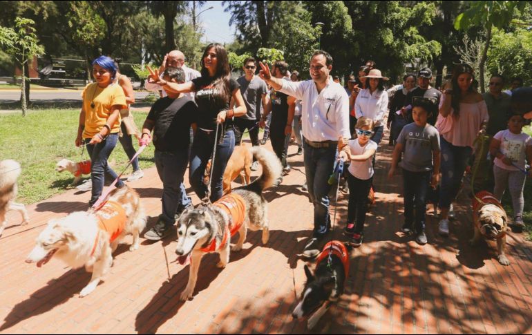 Verónica Delgadillo y Clemente Castañeda realizaron una caminata canina en el parque Rubén Darío. FACEBOOK/VeroDelgadilloG