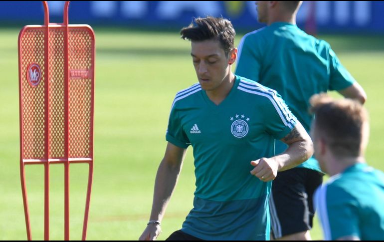 La incógnita en el medio campo de Alemania era si aparecería Özil o Reus. AFP/P. Stollarz