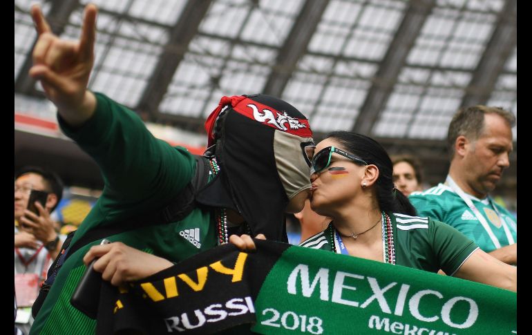 Una pareja de mexicanos no duda en demostrar su amor en tan especial ocasión. AFP / Y. Cortéz