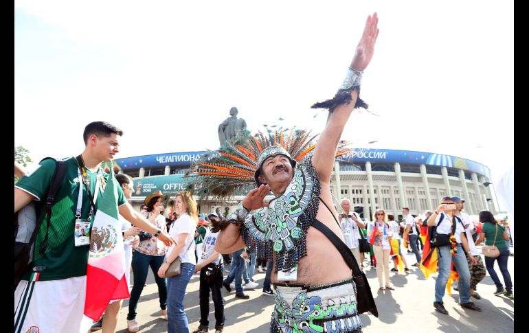 Un aficionado vestido como azteca arriba al estadio de Luzhniki, previo al encuentro entre México y Alemania.  NTX / J. Arciga