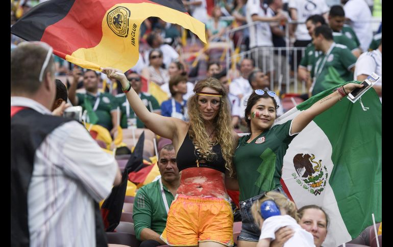 Aficionadas de México y Alemania se abrazan en un ambiente festivo previo al primer partido de ambos equipos en Rusia 2018. AFP / J. Mabromata