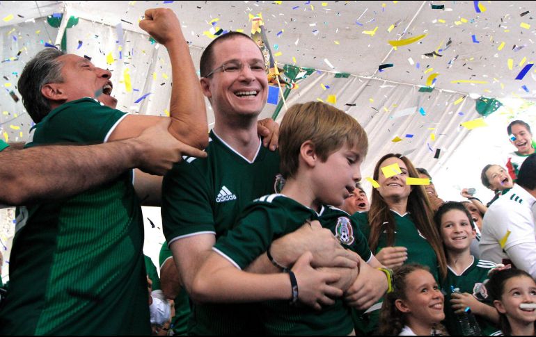 Anaya festeja, junto con su familia, allegados y miembros de su equipo, el resultado final del partido del conjunto mexicano frente al equipo europeo, actual campeón de la copa del mundo. NTX / J. Lira