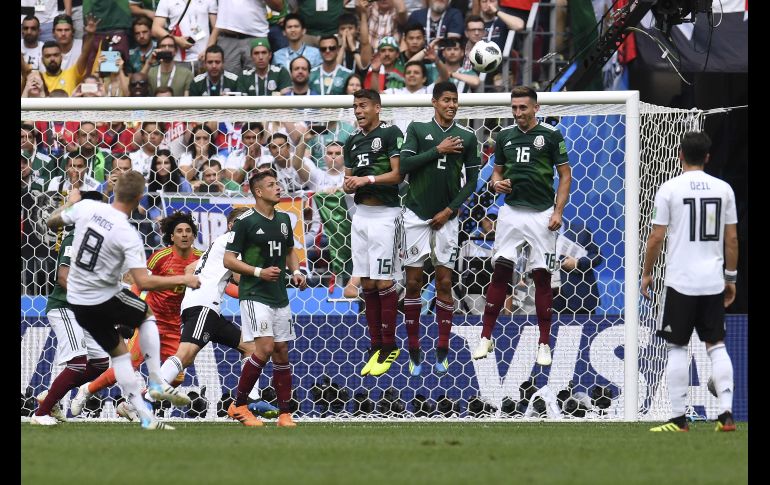 Toni Kroos (i) en un tiro libre hacia la portería mexicanal AFP/P. Stollarz
