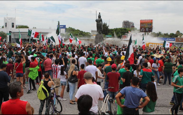 Cientos de fanáticos acuden a La Minerva para celebrar el histórico triunfo. EL INFORMADOR / G. Gallo
