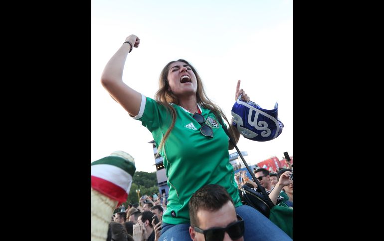 Una joven celebra en la Fan Zone de Moscú.