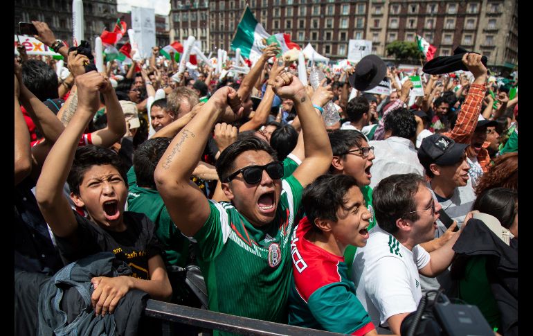 Los seguidores de la Selección Nacional festejaron la victoria 1-0 sobre Alemania en su primer partido en el Mundial de Rusia. Así reaccionaron en el Zócalo de Ciudad de México.