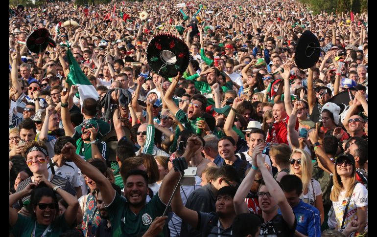 Aficionados celebran en la Fan Zone de Moscú el gol de la Selección de México.