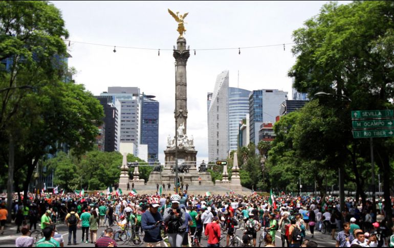 Desde la avenida de los Insurgentes y Paseo de la Reforma se podía observar el éxodo que miles de aficionados al futbol. NTX / G. Granados