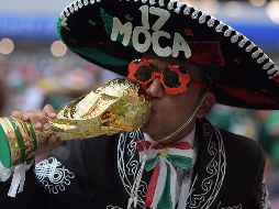 Todo México hoy festeja el triunfo de la Selección en su debut mundialista. EFE / P. Powell