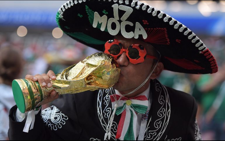 Todo México hoy festeja el triunfo de la Selección en su debut mundialista. EFE / P. Powell