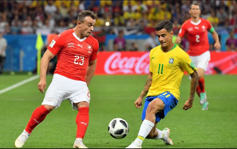 Countinho (D) anotó el gol de la Canarinha al minuto 20. AFP/P. Guyot