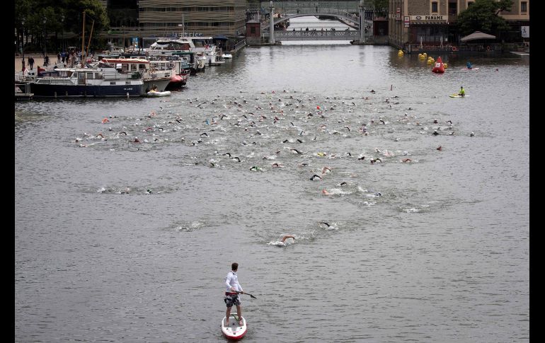 Nadadores participan en una competencia de aguas abiertas en París, Francia. AFP/T. Samson