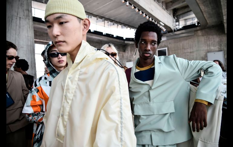 Modelos se ven tras bambalinas, previo al desfile de Sunnei en Milán, Italia. AFP/M. Bertorello