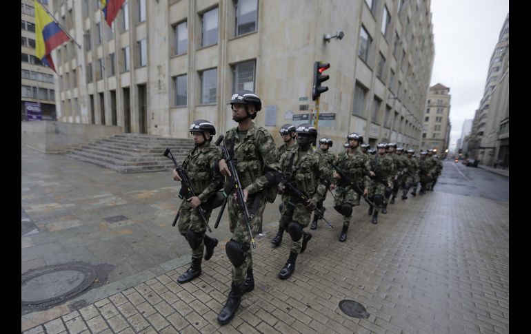 Soldados avanzan por una plaza de Bogotá, Colombia, en el marco de la segunda ronda de las elecciones presidenciales. AFP/J. Vizcaíno