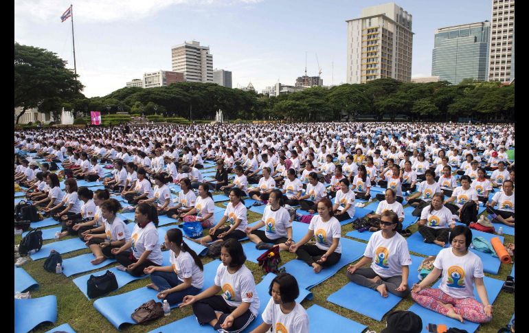 Cientos de personas participan en una sesión de yoga en Bangkok, Tailandia, como parte de la conmemoración del Día internacional del yoga, que será el 21 de junio. AFP/R. Gacad