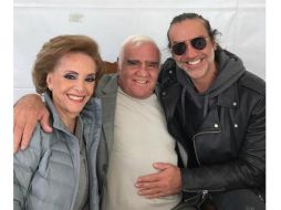 En la imagen, Alejandro aparece abrazando a 