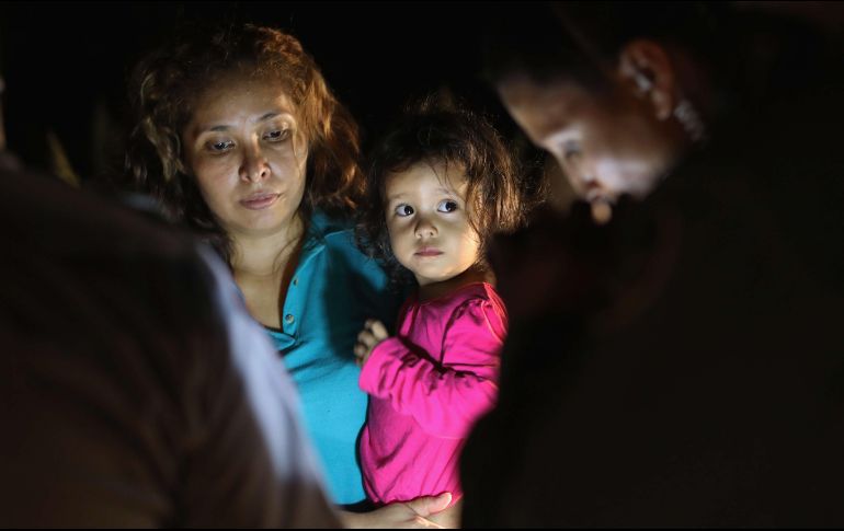 Una mujer y su hija hondureñas son tomadas en custodia por la Guardia Fronteriza antes de ser llevadas a un centro de procesamiento, donde posiblemente serán separadas. AFP / J. Moore