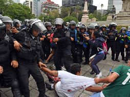 Se registraron tres connatos de bronca luego de que la multitud aventó botellas de vidrio y latas hacía los policías. SUN / A. Martínez