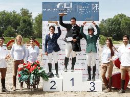 Los tres mejores jinetes de la Copa con obstáculos a 1.40 metros de altura celebran su triunfo ayer en la Hípica. EL INFORMADOR/A. Camacho