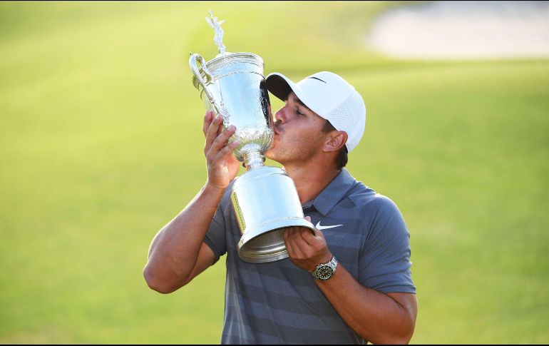 Brooks Koepka es el primer golfista en 29 años en ganar dos US Open de golf en años consecutivos; el anterior había sido Curtis Strange. AFP/R. Kinnaird