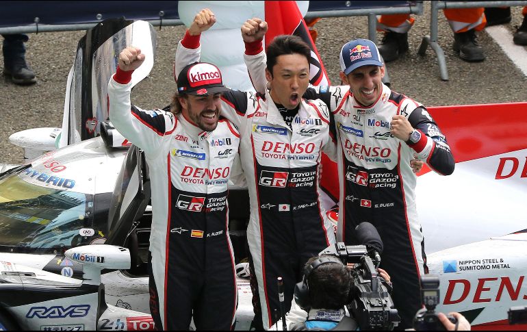 Alonso (izq.) hizo equipo con Kazuki Nakajima (centro) y Sebastien Buemi (der.). EFE/E. Lemaistre
