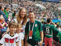 Alejandro, su esposa Nicole y sus hijos Sebastián y Matías, sufrieron y gozaron por el resultado de ayer en Moscú entre el Tri y la Selección de Alemania. (EL INFORMADOR / G. Tamayo
