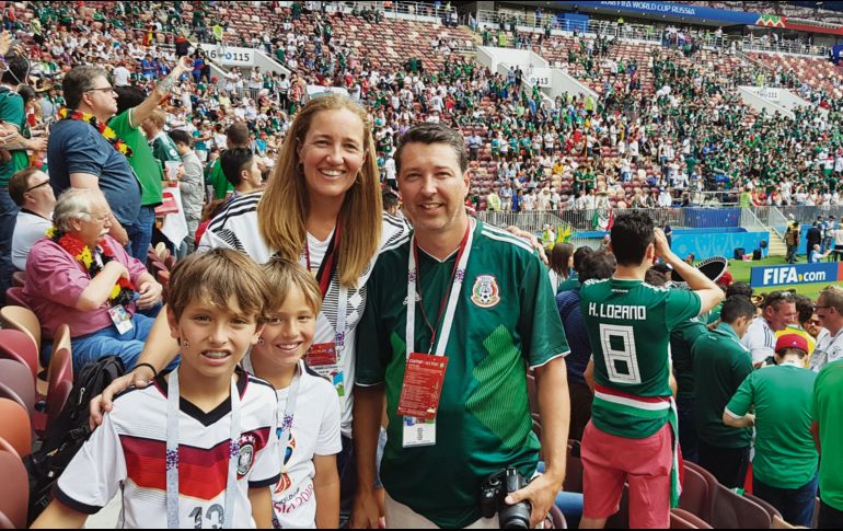 Alejandro, su esposa Nicole y sus hijos Sebastián y Matías, sufrieron y gozaron por el resultado de ayer en Moscú entre el Tri y la Selección de Alemania. (EL INFORMADOR / G. Tamayo