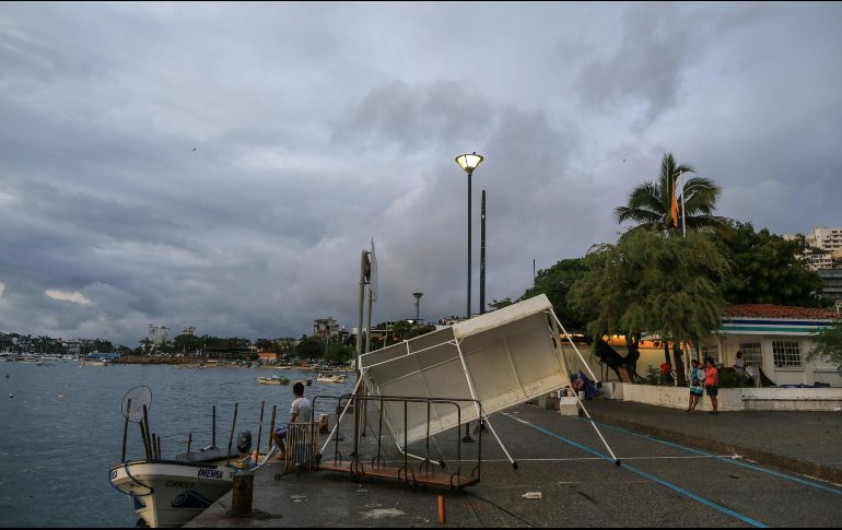 Vista general de los daños causados por la tormenta Carlotta en el puerto de Acapulco. EFE/D. Guzmán