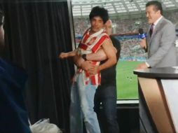 El comediante irrumpió en la transmisión en directo de Telemundo. TWITTER/@EugenioDerbez