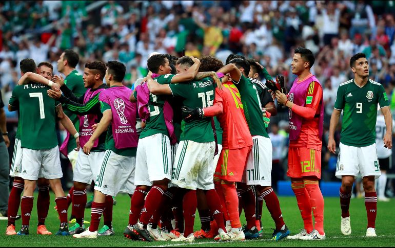''Cuarenta y cinco minutos ejemplares de futbol en que la selección campeona del mundo se vio superada'', resumió el diario O Globo, que tituló ''El México del General Osorio escribe una bella historia en Moscú''. EFE / J. Méndez