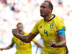Granqvist, el capitán sueco, cobró desde los 11 pasos y decretó el marcador. EFE / F. Robichon