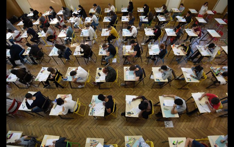 Estudiantes de preparatoria realizan una disertación de filosofía en cuatro horas, que arranca el examen general francés de admisión a la universidad, en Estrasburgo, Francia. AFP/F. Florin